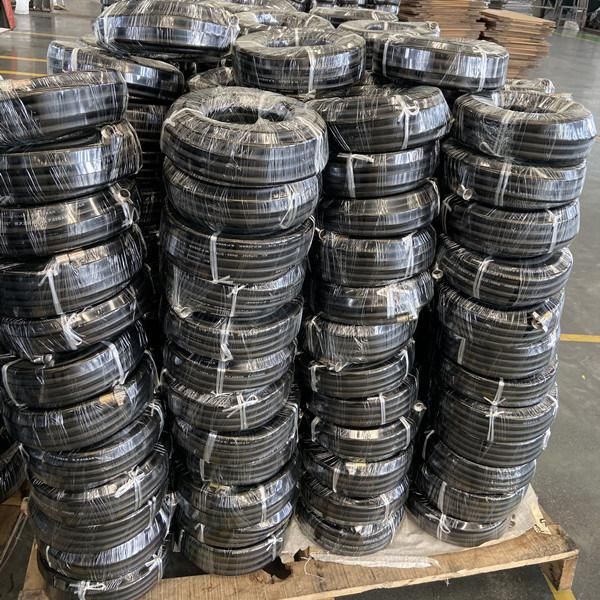 Black Finish Surface Flexible Fiber Braided 300 PSI Fuel-Feed Hoses