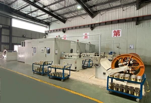 R1at High Pressure Braided Steel Wire Flexible Hydraulic Rubber Oil Hose with Connector