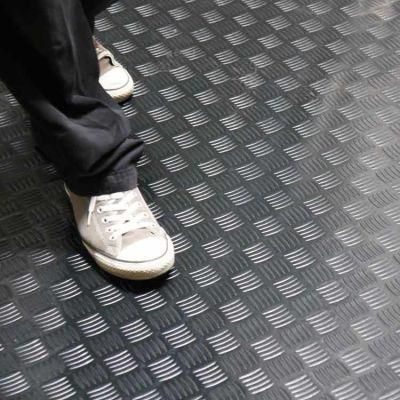 Top Quality Warehouse Anti Slip Economy Studded EPDM Snow Flake Flecks PVC/Rubber Floor